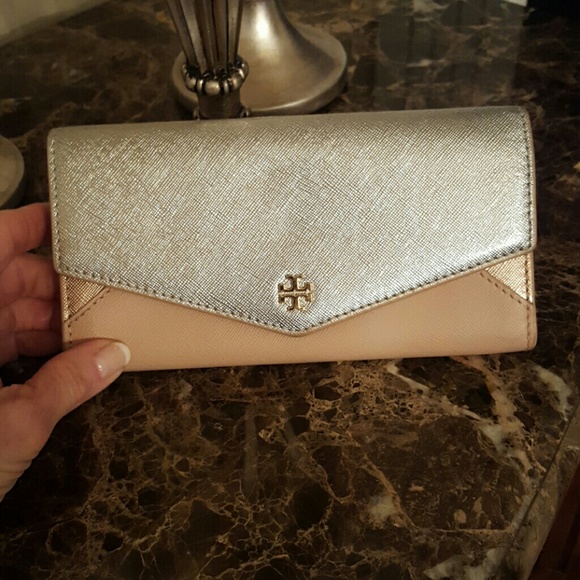 Tory Burch Handbags - Tory Burch Robinson Continental wallet
